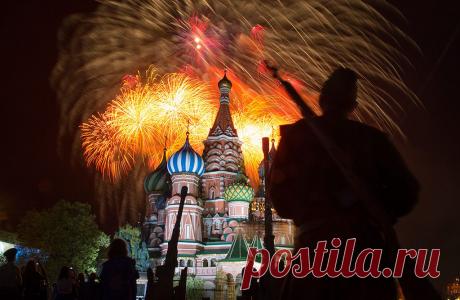 Источник фото Reuters  |  Фотогалерея: Праздничный салют в Москве в честь 70-летия Победы - Новости Mail.Ru