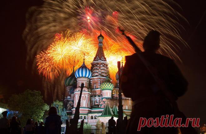 Источник фото Reuters  |  Фотогалерея: Праздничный салют в Москве в честь 70-летия Победы - Новости Mail.Ru
