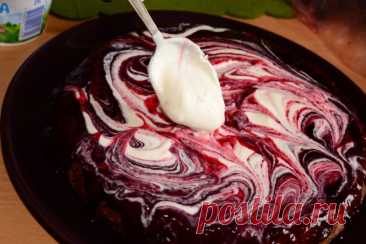 Творожный пирог со смородиной в мультиварке Ингредиенты:&nbsp;
3 яйца&nbsp;творог  500 гр.&nbsp;стакан сахара&nbsp;стакан муки&nbsp;разрыхлитель 2 ч.л.&nbsp;смородина размороженная или свежая&nbsp;сливочное масло 100 гр.&nbsp;растительное масло 1 ст.л.&nbsp;джем или варенье из смородины 100 гр.&nbsp;сметана 3...