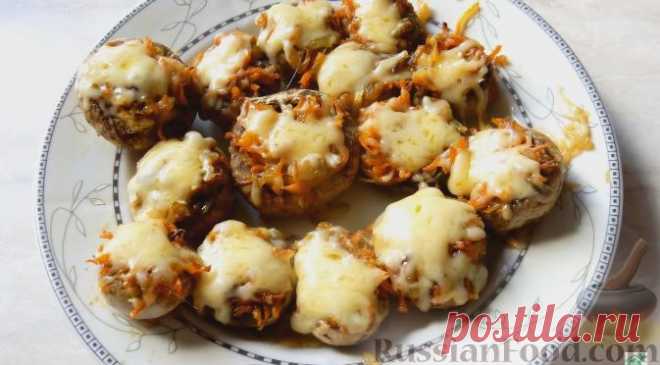 Рецепт: Фаршированные шампиньоны, запечённые в духовке на RussianFood.com