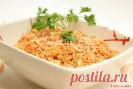 Салат из моркови с грецкими орехами. 3-4 сырых моркови(протереть через тёрку для корейской морковки) 50гр-грецких орехов(мелко растолочь деревянной толкушкой) 200-250гр-отварного куриного мяса 1-2зубчика чеснока