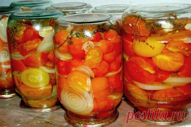 ПОМИДОРЫ ОТ КОТОРЫХ ВСЯ МОЯ СЕМЬЯ ПРОСТО БЕЗ УМА! 
ВКУСНЯТИНА НЕРЕАЛЬНАЯ! Обязательно попробуйте. 

Это рецепт помидоров, закатанных очень интересным способом — половинками или четвертинками помидоров, с луком и чесноком, укропом. Я опробовала его буквально вчера и рецепт получил высшую оценку и похвалу мужа и моей дружной семьи. Итак, могу теперь поделиться с вами — будьте уверенны, этот рецепт достоин внимания! Сделайте от других посолов точно откажитесь. 

спелые тугие ...