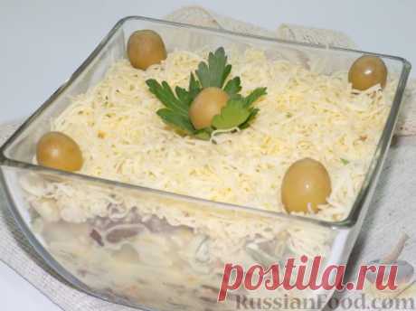 Салат с опятами, фасолью и оливками