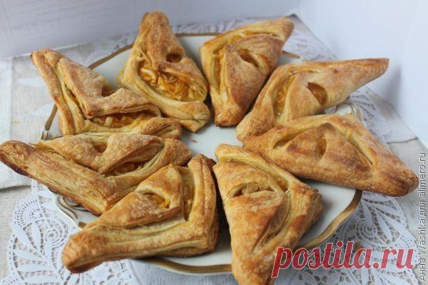 👌 Слоеные треугольнички с яблочно-тыквенной начинкой, рецепты с фото Я очень люблю выпечку из слоеного теста! Конечно, сами пласты теста я покупаю, как правило, в магазине. Это значительно облегчает труд хозяйки. Но сколько всего интересного можно с...
