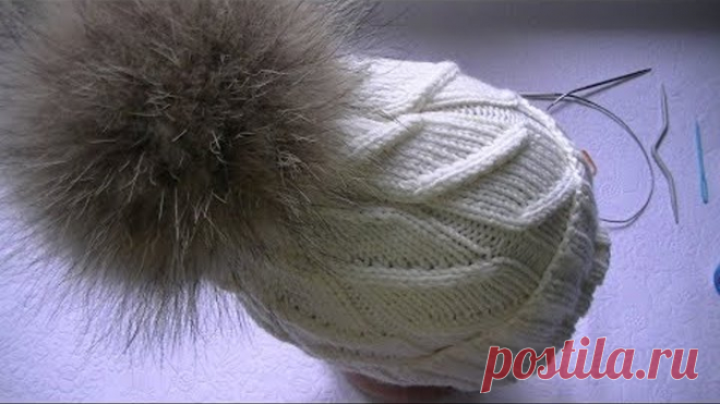 Вяжем шапку с косами спицами.
