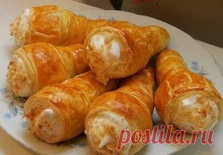 ТРУБОЧКИ С ЗАВАРНЫМ БЕЛКОВЫМ КРЕМОМ 
 
Заварной белковый крем. ​.​​ 
2 белка 
250 грамм сахара​ 
 
0,5 ст. воды 
2 чл. лимонного сока или 0,5 ч.л. лимонной кислоты. 
Слоёные трубочки: 
Слоеное тесто разморозила, раскатала (присыпая мукой) и нарезала на полоски. 
Конусы немного смазала растительным маслом, накрутила на них тесто внахлест. Смазала желтком и в духовку, до готовности. Затем достала конусы, охладила трубочки и наполнила кремом. 
 
Сахар заливаем кипятком и меша...