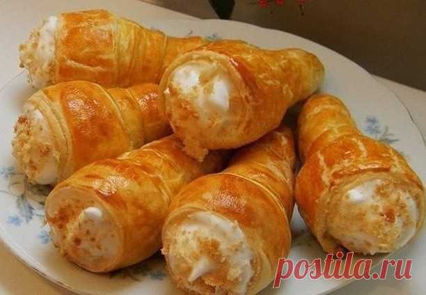 ТРУБОЧКИ С ЗАВАРНЫМ БЕЛКОВЫМ КРЕМОМ 
 
Заварной белковый крем. ​.​​ 
2 белка 
250 грамм сахара​ 
 
0,5 ст. воды 
2 чл. лимонного сока или 0,5 ч.л. лимонной кислоты. 
Слоёные трубочки: 
Слоеное тесто разморозила, раскатала (присыпая мукой) и нарезала на полоски. 
Конусы немного смазала растительным маслом, накрутила на них тесто внахлест. Смазала желтком и в духовку, до готовности. Затем достала конусы, охладила трубочки и наполнила кремом. 
 
Сахар заливаем кипятком и меша...