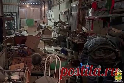 Пьяный россиянин лежал у подъезда с 12 тротиловыми шашками и попал на видео. На Кубани лежащий у подъезда пьяный мужчина оказался хозяином незаконного арсенала. На кадрах видны росгвардейцы, осматривающие жилище задержанного. Показаны тротиловые шашки, обрез винтовки Мосина и патроны различного калибра. В Белоглинском районе жильцы дома сообщили в дежурную часть о неизвестном с тротилом.