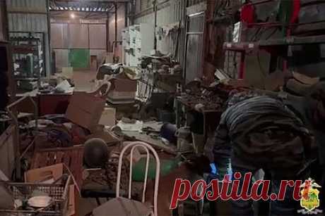 Пьяный россиянин лежал у подъезда с 12 тротиловыми шашками и попал на видео. На Кубани лежащий у подъезда пьяный мужчина оказался хозяином незаконного арсенала. На кадрах видны росгвардейцы, осматривающие жилище задержанного. Показаны тротиловые шашки, обрез винтовки Мосина и патроны различного калибра. В Белоглинском районе жильцы дома сообщили в дежурную часть о неизвестном с тротилом.