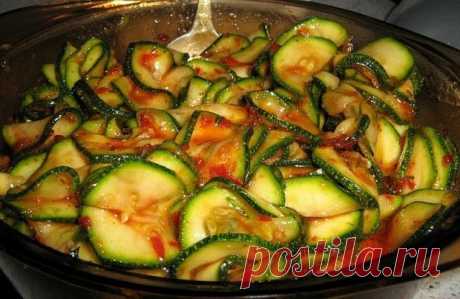Рецепт: кабачки по-корейски - «улетают» со стола первыми! 

Эта вкусная и полезная заготовка на зиму покорит всех! Даже с обыкновенной картошечкой такие кабачки по-корейски будут «уплетаться за обе щеки». 

Для приготовления этой заготовки на зиму желательно использовать только крепкие и молоденькие кабачки. От кожуры их очищать не стоит и, если вы нарезали кабачки соломкой, то и другие овощи, присутствующие в этой закуске режьте тоже соломкой. Если же режете кабачки кружо...