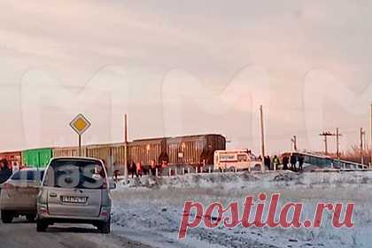 В российском регионе грузовой поезд снес пассажирский автобус. В Алтайском крае грузовой поезд снес пассажирский автобус, в результате три человека были госпитализированы. Инцидент произошел днем в пятницу, 24 декабря, неподалеку от села Кулунда. Всего в салоне автобуса находились 16 человек вместе с водителем. Предполагается, что пассажирский автобус пролетел на красный свет.