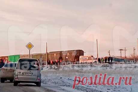 В российском регионе грузовой поезд снес пассажирский автобус. В Алтайском крае грузовой поезд снес пассажирский автобус, в результате три человека были госпитализированы. Инцидент произошел днем в пятницу, 24 декабря, неподалеку от села Кулунда. Всего в салоне автобуса находились 16 человек вместе с водителем. Предполагается, что пассажирский автобус пролетел на красный свет.
