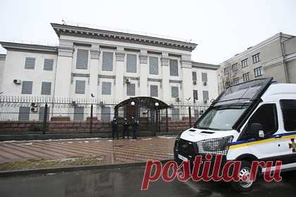 Посольство России на Украине спустило флаги. Государственный флаг России был спущен со здания российского посольства в Киеве. Ранее стало известно, что во всех дипломатических представительствах России на Украине идет эвакуация персонала. О том, что российские дипломаты в ближайшее время покинут Украину стало известно накануне, 22 февраля.