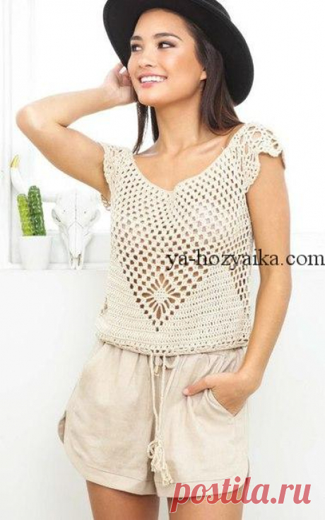 Очень красивая майка филейной сеткой. crops tejidos a crochet Бежевая майка крючком с красивым узором спереди. Прекрасно сочетается с шортиками и купальником. Размер: 36/38 Вам потребуется: пряжа (100% хлопка; 90 м/50 г) — 200 г бежевой; крючок No3,5. Основной узор: вязать по схеме. Начать с петель перед раппортом, раппорт постоянно повторять, закончить петлями после раппорта. Постоянно повторять 1–18-й ряды. Плотность вязания, основной узор: 16 п. х 10 р. = 10 х 10 см. Перед: нитью в два слож…