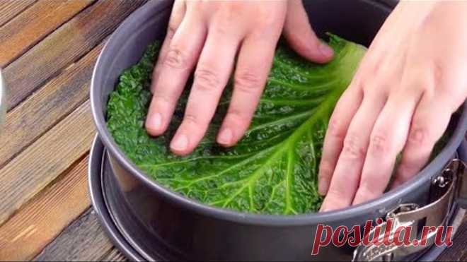 Выкладываем форму капустными листами и накрываем начинкой. Просто и вкусно!