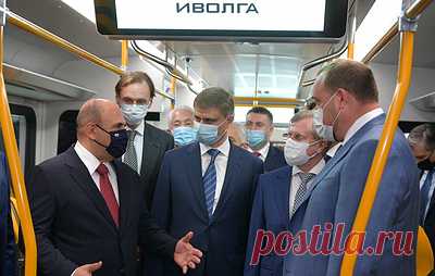 Мишустин осмотрел на ТВЗ обновленную "Иволгу" и концепт нового плацкартного вагона. Премьер-министр осмотрел двухэтажный купейный вагон и отдельно оборудованное в нем детское купе