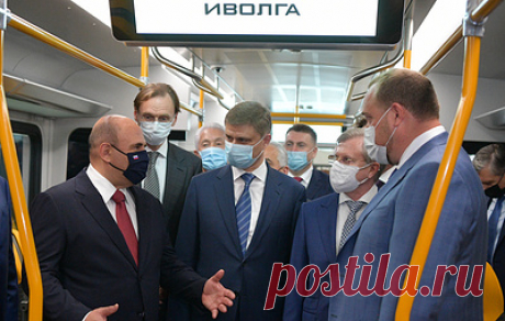 Мишустин осмотрел на ТВЗ обновленную &quot;Иволгу&quot; и концепт нового плацкартного вагона. Премьер-министр осмотрел двухэтажный купейный вагон и отдельно оборудованное в нем детское купе