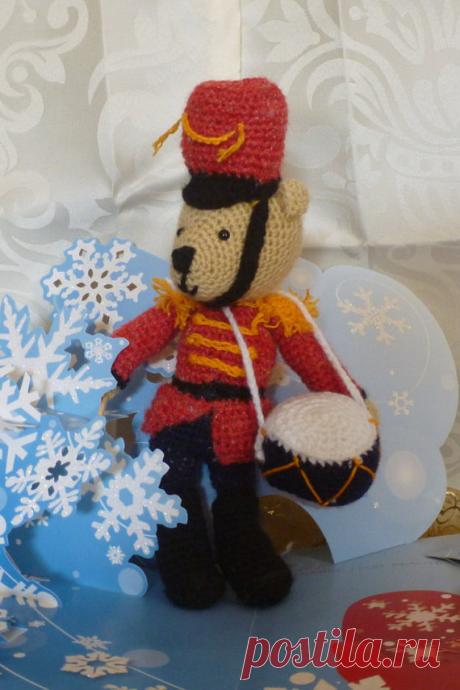 Bang-Bang ourson casse noisette pour les fêtes Équilibre parfait entre douceur et gaieté ce petit tambour est un cadeau idéal pour Noël , un cadeau qui plaira toute lannée et sera un souvenir assuré de fêtes réussies . Cet ourson porte un bien joli uniforme militaire mais est tellement mignon avec toutes ses décorations:épaulettes, veste et chapeau sont ornés de galons dorés... joli cadeau daprès Noël  laine et coton ouate et yeux de sécurité 25 cm de haut  pas de frais de...