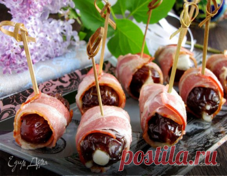 Финики с сыром и беконом. Ингредиенты: бекон сырокопченый, моцарелла, перец черный свежемолотый Оригинальная закуска для праздничного стола! Для этого блюда нам понадобятся крупные, сухие финики хорошего качества. Финики можно также фаршировать половинками грецкого ореха.