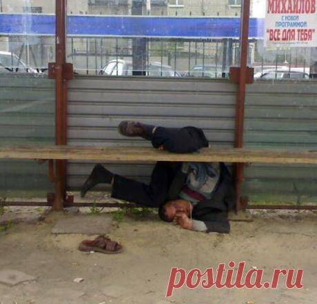 Прикольные снимки пьяных людей Уморительная серия персонажей, которые не знают меры в употреблении алкоголя. Если вы решили плотно выпить, то хорошенько подумайте о последствиях — вдруг ваши друзья «постараются» и вы тоже попадете в подобную коллекцию.