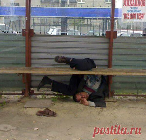 Прикольные снимки пьяных людей Уморительная серия персонажей, которые не знают меры в употреблении алкоголя. Если вы решили плотно выпить, то хорошенько подумайте о последствиях — вдруг ваши друзья «постараются» и вы тоже попадете в подобную коллекцию.