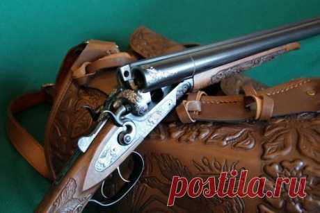 Ружье Потерлось,износилось,расшаталось, И бой не тот,и барахлит курок... Не только нас-и сталь берет усталость, Ну,словом,тулка отслужила срок. В комиссионку сдать-и вся забота, Цена не в счет,за ней не постою. Но взял ружье,и стыдно стало что-то: Такое чувство-друга предаю. А ведь двустволка сослужила верно, Когда медвежья пасть дышала зло... В разлив,стряслось,весло угнало ветром, Так греб ружьем-опять не подвело! А сколько раз,в духмяном сене лежа, Ночами,что и звездны,и тихи, Блокнотный…