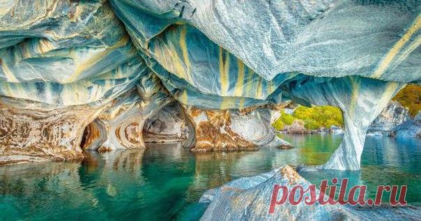 #йогаижизнь@openyogauniversity 
Удивительный мир Макрокосма 

Мраморные пещеры 

Озеро, лежащее на границе Аргентины и Чили. 
Оно имеет сразу три имени. Аргентинцы называют его Буэнос Айрес, чилийцы - Хенераль-Каррера, а местные племена индейцев – Челенко, что значит «Озеро Бури». 

Имя очень удачное, поскольку климат тут суровый, горный. Зато озеро кишит рыбой, особенно форелью и лососем. Самый красивый и оригинальный уголок находится на чилийской стороне. Это Мраморные п...