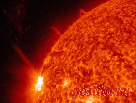 На Солнце произошла мощная вспышка класса X2 / Интересный космос
