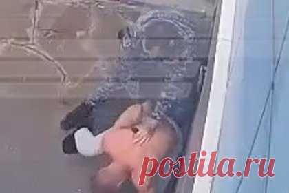 Росгвардеец с коллегами избил мужчину с голым торсом и попал на видео