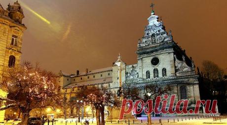 Костел бернардинцев (Львов), ныне греко-католическая церковь святого Андрея Первозванного - величественное сооружение, которое было построено в 1600-1630 годах.  Построен костел в стиле голландского маньеризма, в интерьере использованы стиль барокко. Трехъярусный фасад Андреевского храма украшен 20 фигурами. Среди них Мадонна с младенцем в центральной нише, святые Андрей и Петр по бокам, монахи бернардины. Бернардинский костел имеет, по свидетельству многих, самый роскошный интерьер в городе.