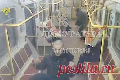 Мужчина с ножами напал на людей в Московском метро и попал на видео. Мужчина, вооруженный двумя ножами, напал на людей в Московском метро, поранив двух человек. На кадрах виден мужчина, который ножами наносит удары двум пассажирам в вагоне электропоезда. Затем конфликт перемещается на станцию метрополитена. Решается вопрос о возбуждении дела.