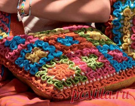 Подушки с разноцветными рюшами