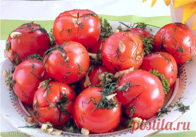 Как я готовлю вкусные малосольные помидоры быстрого приготовления. Кто попробовал, просят поделиться рецептом Я очень люблю помидоры, поэтому под их грядку всегда выделяю места побольше. Собранный урожай мы, конечно же, усиленно едим в свежем виде, но и оставляем достаточное количество овощей для заготовок на зиму. Закатанные помидоры начинаем открывать где-то в конце осени, но бывает, так хочется полакомиться солеными овощами уже сейчас. Поэтому я приловчилась готовить ма...