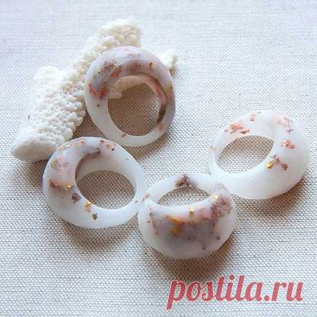 Белое кольцо с металлическими снежинками - $129.00 USD