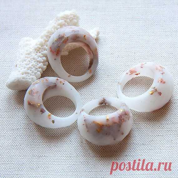 Белое кольцо с металлическими снежинками - $129.00 USD