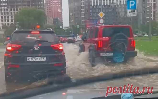 В Подмосковье дожди превысили отметку в 80% от месячной нормы. В Москве и ряде регионов Центральной России зафиксировали сильные дожди с аномальными осадками, сообщил в телеграм-канале ведущий специалист центра погоды «Фобос» Евгений Тишковец.