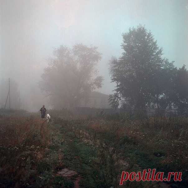 Утро осеннее:

- Неспешность и внутренний покой.

- Несколько строк от руки про то, что в душе.

- Открыть окно, вдохнуть холодный туман и пойти отыскать ещё одни тёплые носки.

- Тёплый чай с мёдом и корицей.

- Слушать песнь ветра и дождя по крыше. Влюбиться в мир.

- Находить всюду в доме укатившиеся вчерашним вечером яблоки.

- Включать тихо-тихо ноктюрны Шопена.

- Думать о доме. О важности простого счастья.

Виктория Дорн.