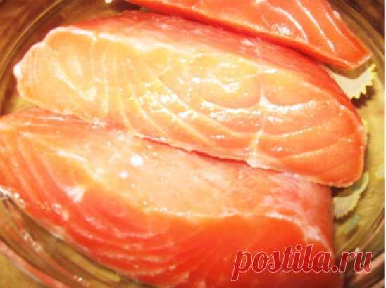 Красная рыба засоленная... в морозилке - необычный рецепт приготовления.
Приготовить тузлук (на 1-1.5 кг рыбы): на 1 литр воды 5 столовых ложек соли и 5 столовых ложек сахара. Соль и сахар берем без горки,но и не снимая излишки ножом. Можно соль-сахар растворять в холодной воде, а можно вскипятить раствор и полностью остудить.
Залить тузлуком, прикрыть тарелкой. Поставить минимум на сутки в морозилку.
Обратите внимание, что рассол не превращается в кусок льда!!!!
Размораживается до последней