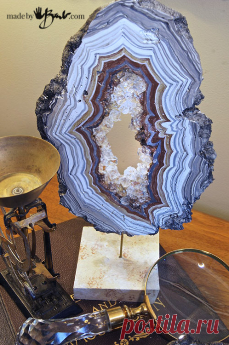 DIY Giant Concrete Geode - Made By Barb - простые пошаговые инструкции по литью, краске и добавлению кристаллов для создания огромных артефактов геодезических и драгоценных камней