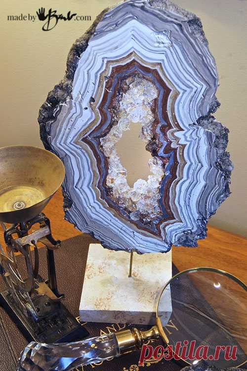 DIY Giant Concrete Geode - Made By Barb - простые пошаговые инструкции по литью, краске и добавлению кристаллов для создания огромных артефактов геодезических и драгоценных камней