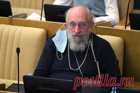 Вассерман рассказал о новогодних празднествах в Госдуме. Публицист и депутат Госдумы Анатолий Вассерман рассказал, что нижняя палата парламента не проводила никаких официальных новогодних корпоративов и празднеств. По его словам, законодатели организовывали свои посиделки отдельно, по партийным фракциям и комитетам. «Все проводилось на уровне самодеятельности», — сказал он.