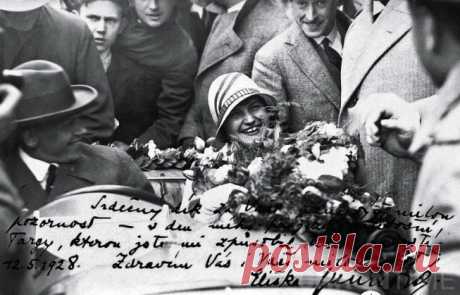 Первой стала француженка Камилла дю Гас.
