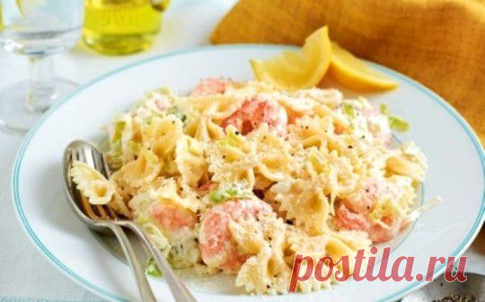 Вкусный ужин за полчаса: паста с луком-пореем, креветками и сливочным соусом