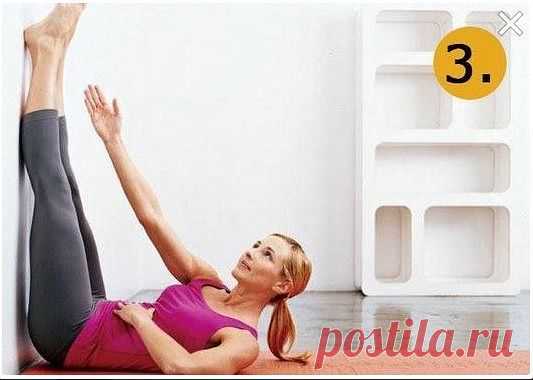 3. Вернитесь к исходному положению из второго шага. Теперь держите ноги прямо, упираясь в стену. Приподнимайте одну руки и тянитесь к носочкам. Повторят 10 раз по 2 захода.