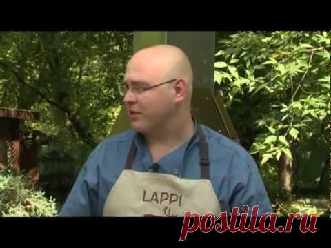 Телячья вырезка с салом и овощами. Кухня на свежем воздухе.