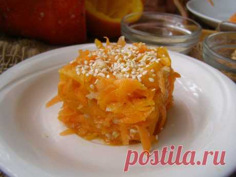 САЛАТ ИЗ МОРКОВИ И ТЫКВЫ С ИМБИРНО-АПЕЛЬСИНОВЫМ СОУСОМ

Вам потребуются:
Средняя морковь - 1 шт.
Тыква (лучше использовать тыкву-«горлянку» с ярко-оранжевой мякотью) - 150 г.
Свежий корень имбиря - 3-5 см.
Апельсин -
Масло грецкого ореха или миндальное масло - 1 ч. л.
Молотый грецкий орех - 1 ст. л.
Белое кунжутное семя - ч. л.

Способ приготовления:
Овощи помыть и очистить, натереть на крупной терке. Корень имбиря очистить и натереть на мелкой терке – обязательно использу...