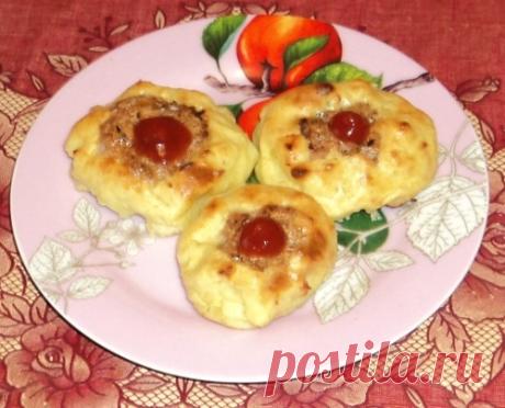 Картофельные гнезда с мясом Для приготовления нужно взять: — картошку 6-7 шт. — фарш 250-300 г — яйцо 2 шт. — муку примерно 2 ст. л. — лучок 1 шт. — чесночок 2 дольки — соль — кетчуп Картошку почистить, порезать и отварить.…