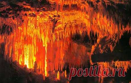 Огненное озеро с расплавленной лавой в кратере вулкана Эрта Ал |Пещера Каина, в ней очень - очень жарко.