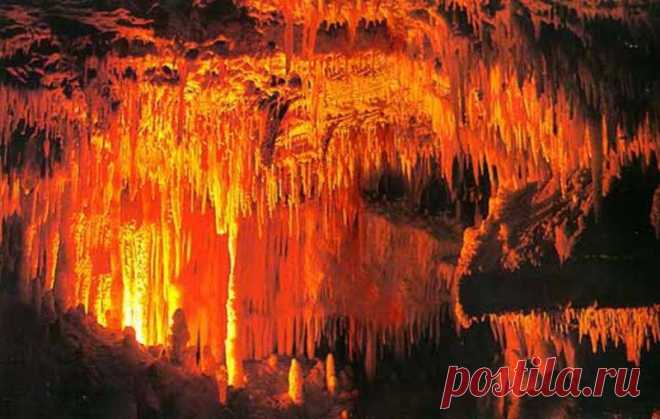 Огненное озеро с расплавленной лавой в кратере вулкана Эрта Ал |Пещера Каина, в ней очень - очень жарко.