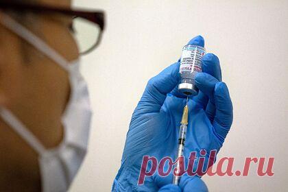 В Японии обнаружили примеси еще в одной партии вакцины Moderna. В еще одной поставленной в Японию партии вакцины против коронавируса производства американской компании Moderna обнаружили инородные примеси. В ходе вакцинации в городе Наха в субботу, 28 августа, в одной ампуле и двух шприцах было обнаружено некое черное вещество, а также примеси розового цвета еще в одном шприце.